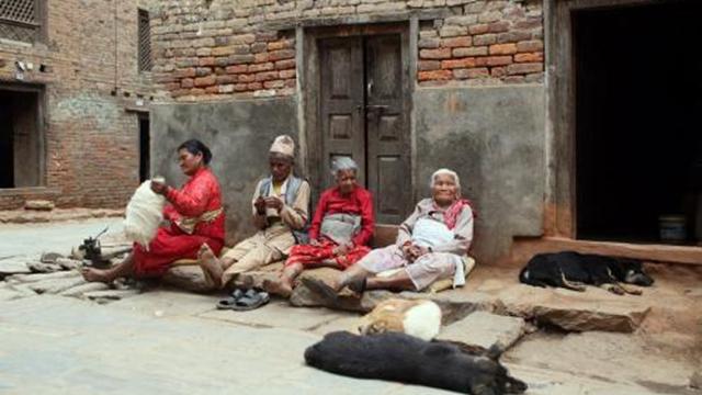 尼泊尔穷人生活，睡大街一样“开心”，网友：