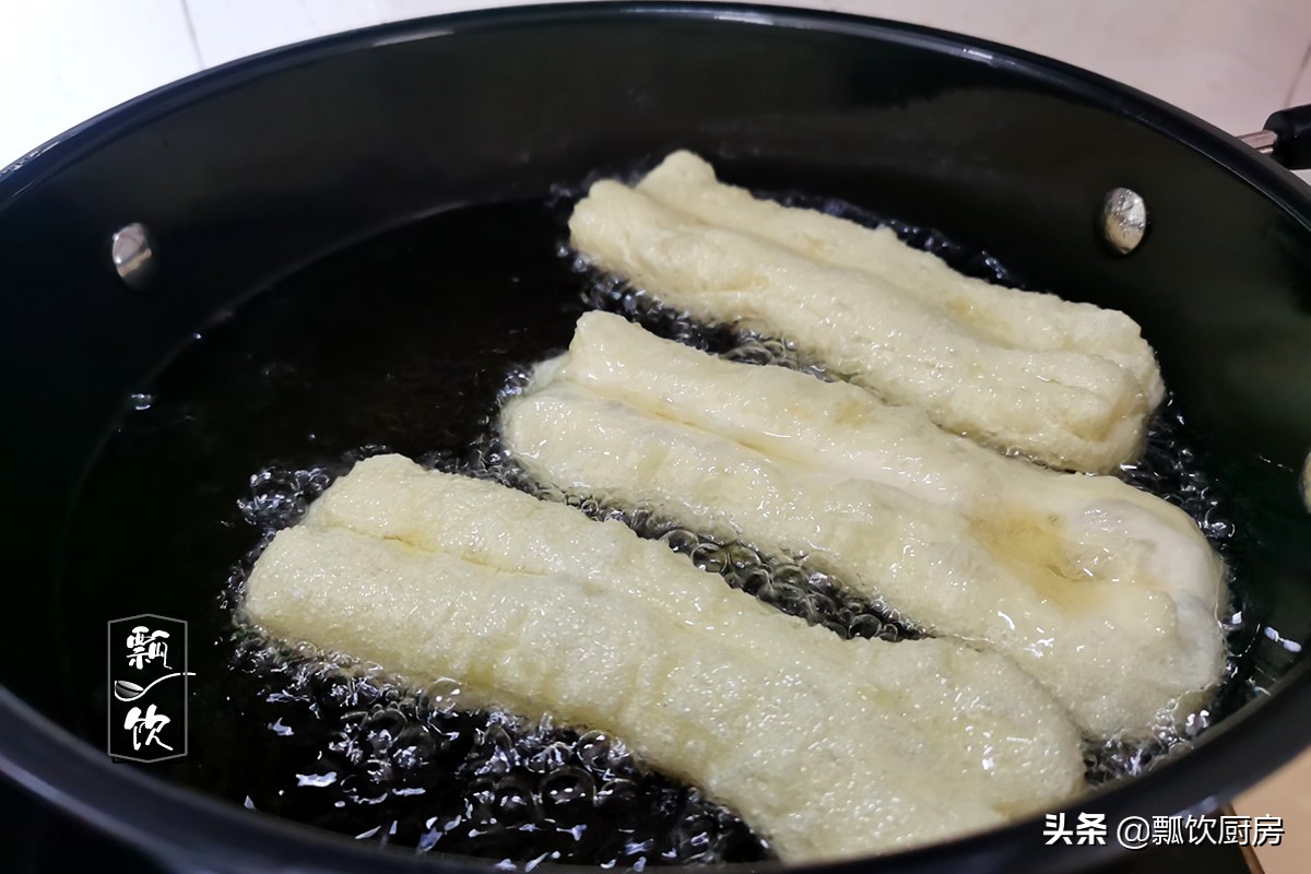 做油条新方法，外酥里软鼓大泡，告别干硬，软的弯腰，凉了都不硬