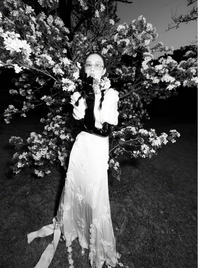 倪妮最新时尚硬照来袭，“富贵”造型太奢了，一般人真驾驭不了