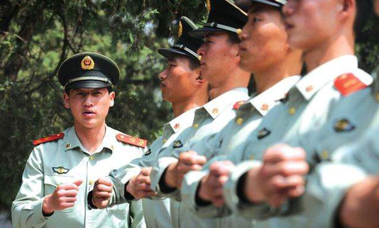 中国第一旗手高红甫，12年为祖国升旗6200次，退