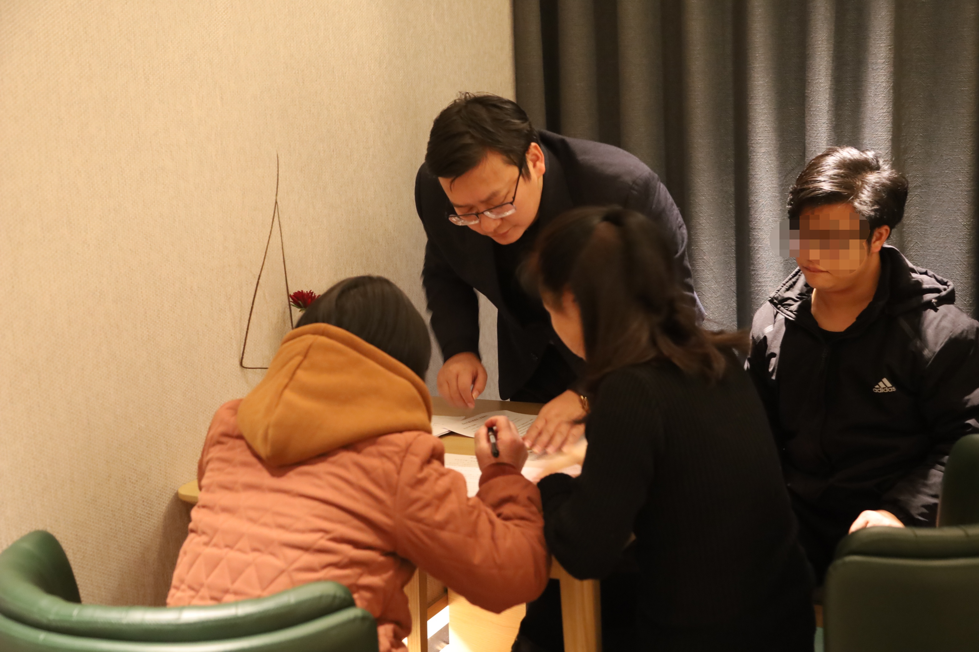 筹拍《操场》未获埋尸案邓世<span class=