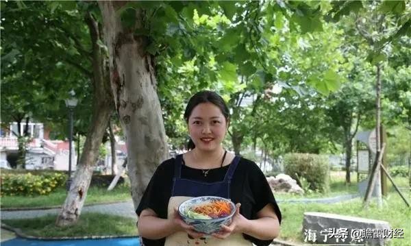90后美女卖凉皮，配料独特，两月开上宝马，3年