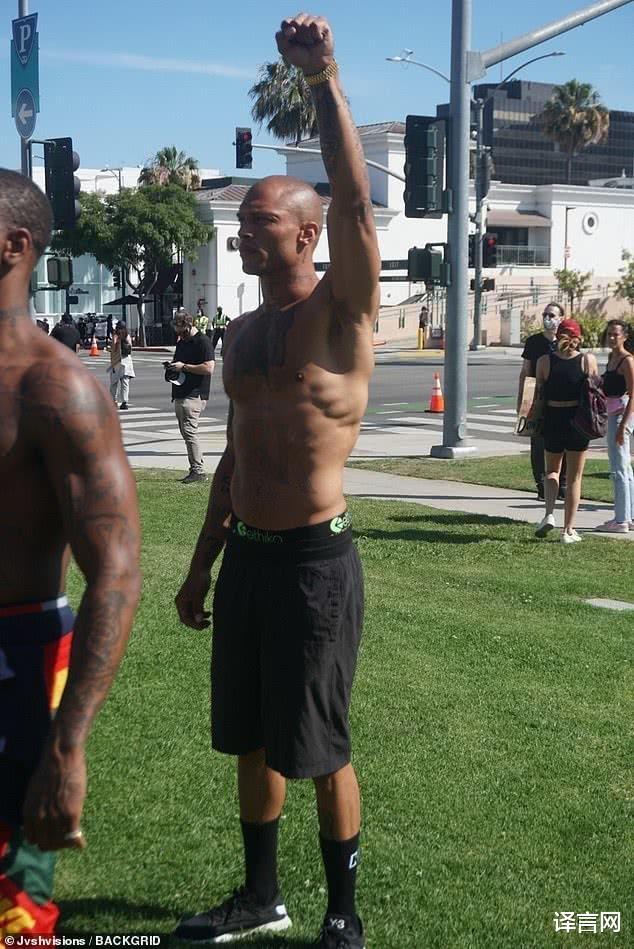 美“最帅囚徒”带娃加入BLM，腹肌耀眼，富婆未