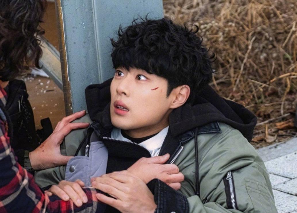 又一爆款韩剧!《惊奇的传闻》屡破纪录,男主刚走红就官宣恋情