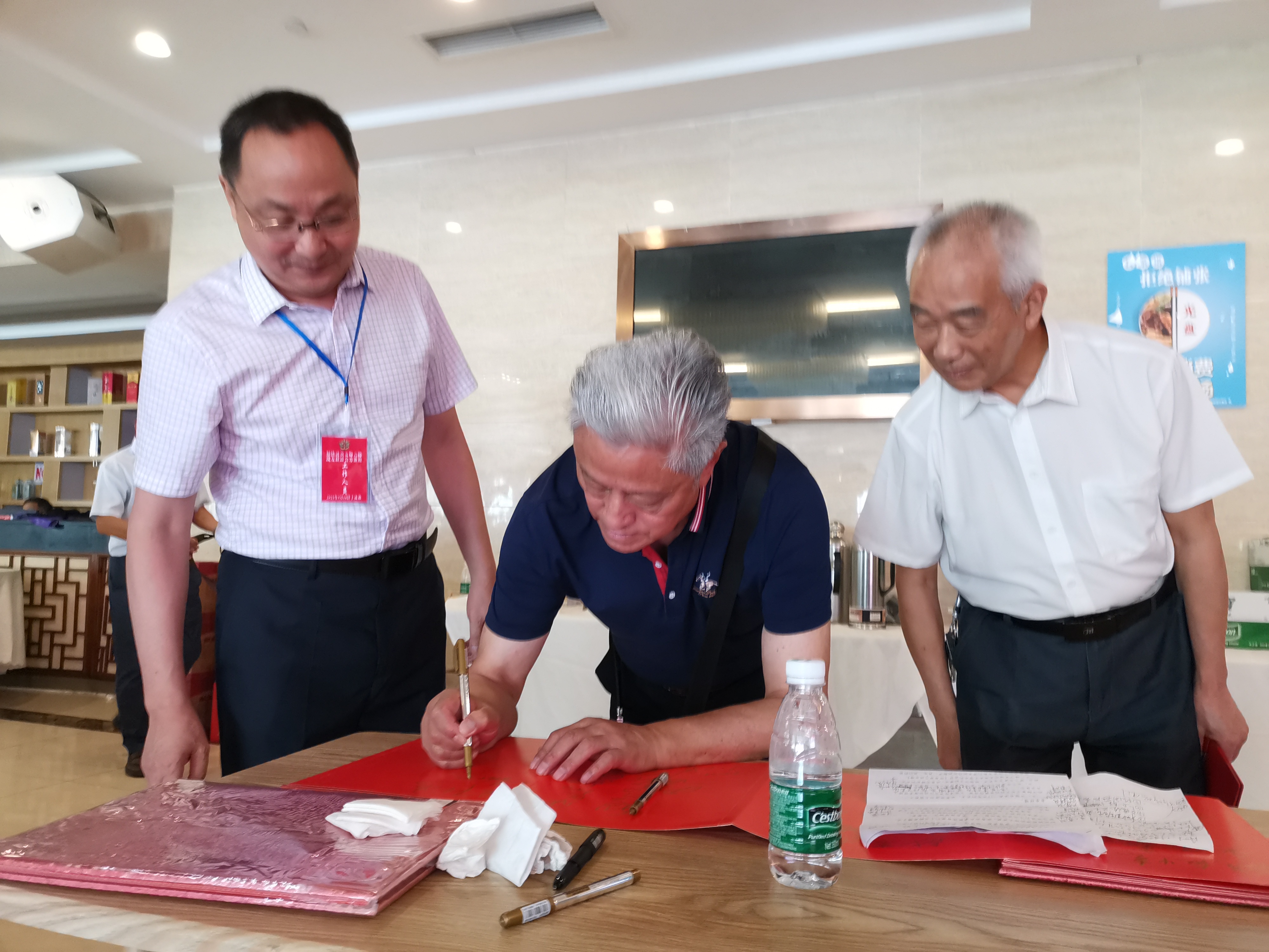 原鐵道兵五師、六師在蓉部分戰(zhàn)友慶“八一”聯(lián)誼會場面好感人