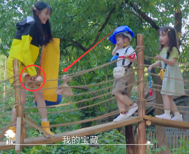 都说郑爽性格太矫情，带小朋友春游时，看清手