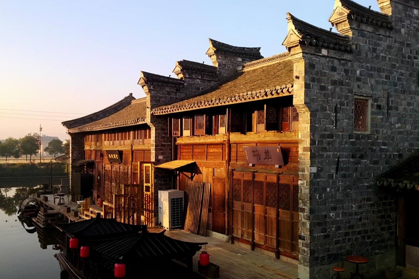 The "nail house" of a luxury mansion in Ningbo, known as the "Light of