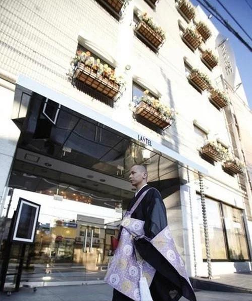 走進日本的屍體旅館：遺體太多來不及火化，家屬和死者同住