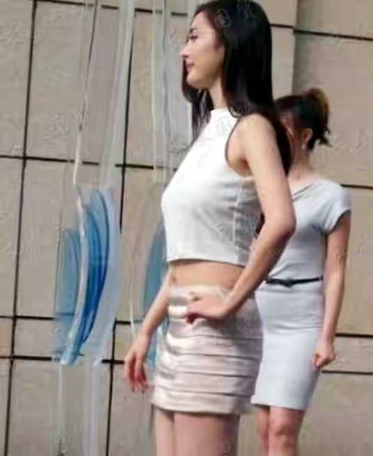 杨幂20岁旧照曝光，那时的肉感与现在的骨感，你