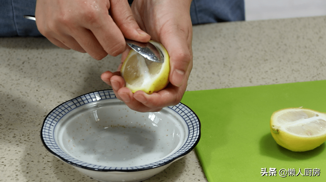 柠檬别再泡茶了，教你一个新吃法！老人小孩 都爱吃，外面买不到