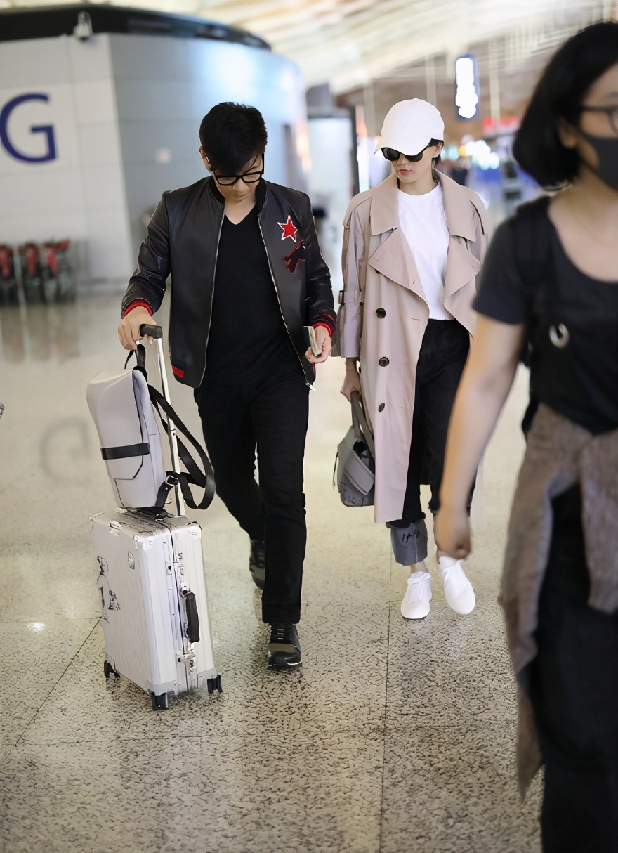 Liu Shishi Wu Qilong walks to the airport, Shishi wears a windbreaker full of fairy spirit, and is spoiled as a princess after marriage