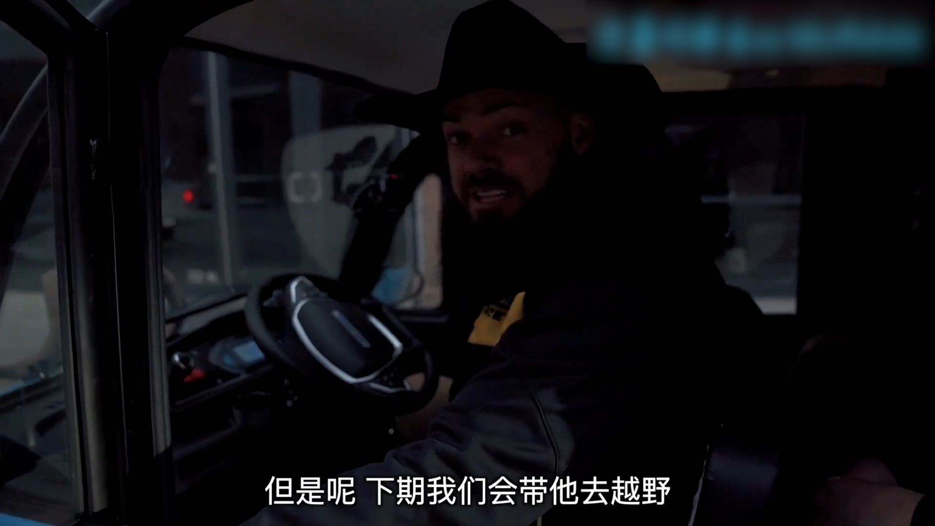 美国街头惊现中国老年代步车，载3个美国壮汉，被迫飙到55公里