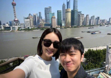 王祖蓝二胎得女，李亚男产后仍像少女，网友：人生赢家啊