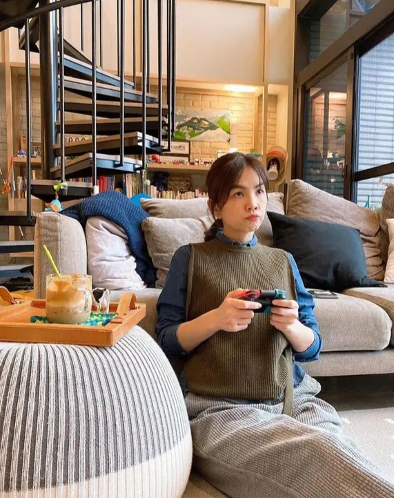 40岁Ella晒生活照，复式豪宅内景曝光，客厅装修得文艺又温馨