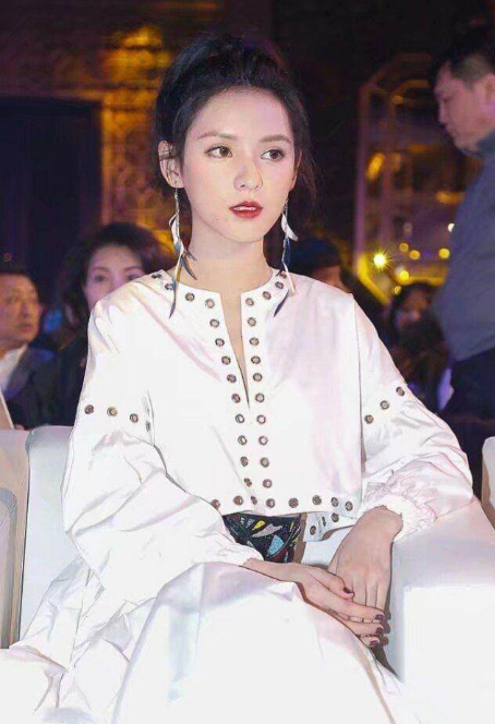 王思聪在泰国被拍到和一女孩街头逛夜市，看清