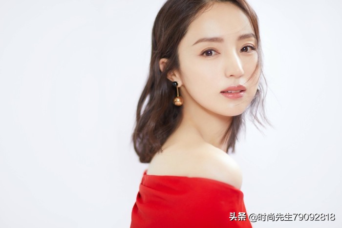 41岁董璇公开晒出婚纱照，疑似好事将近，其前夫官司缠身状态不好