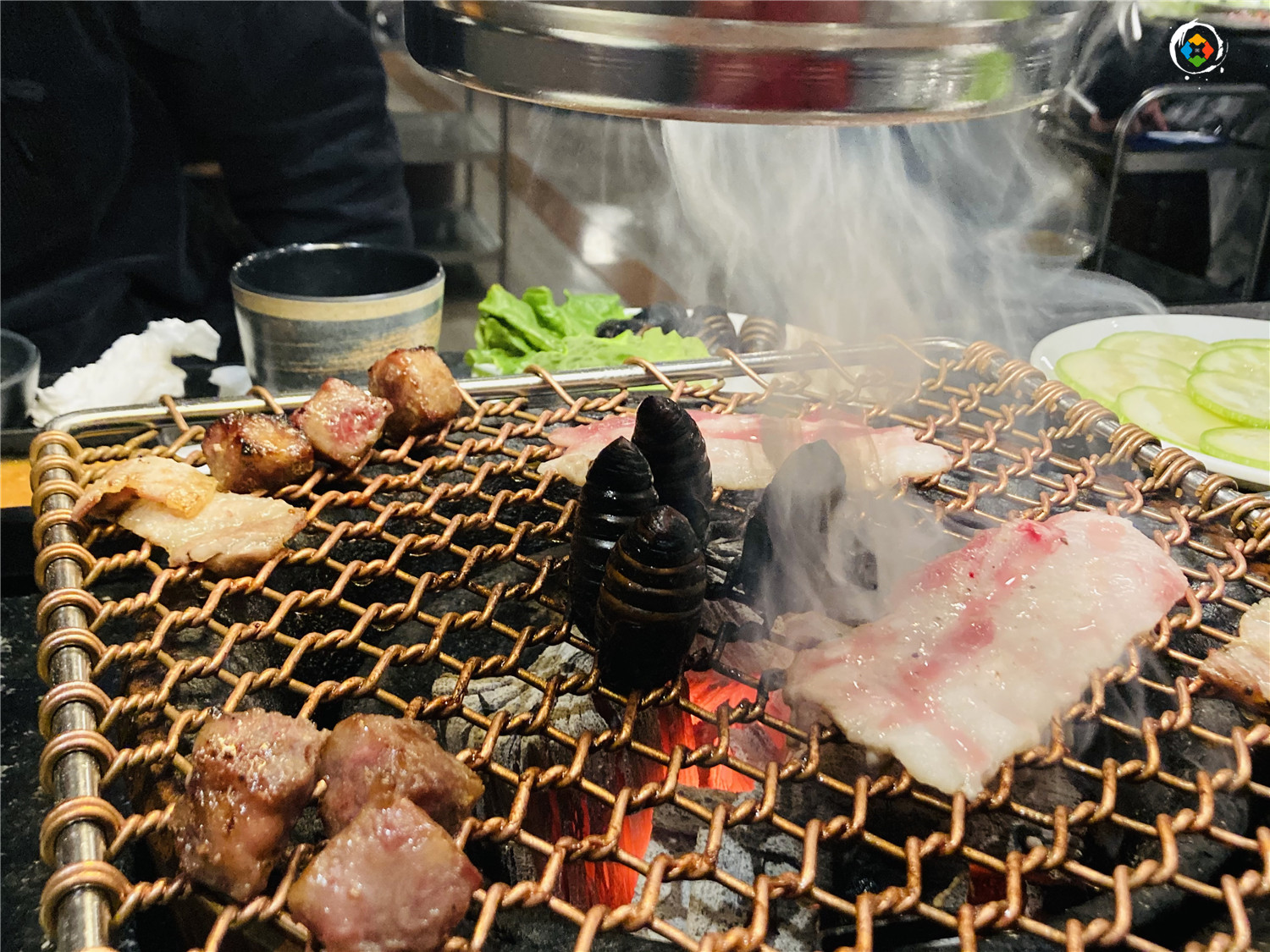 在重庆烤肉店里吃蚕蛹，老板不小心说漏嘴：我自己从来不吃