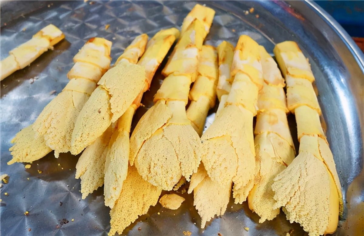 This kind of "fish roe" that grows on the tree can be eaten both raw