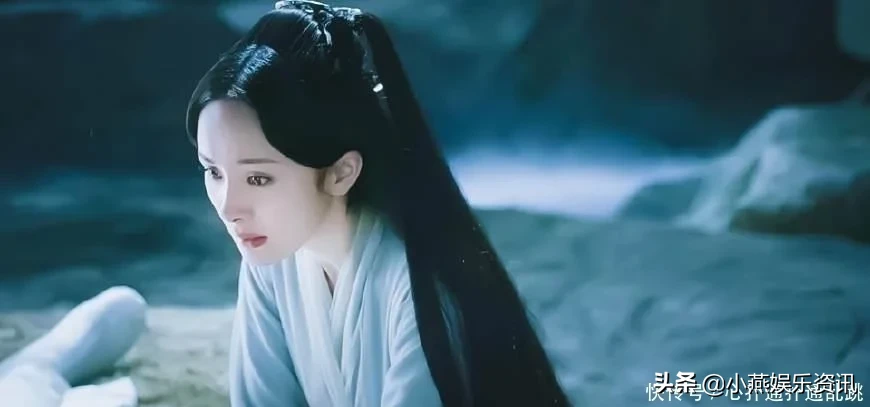 夜华爱着白浅，杨幂饰演的白浅，简直美到了天际，让无数人痴迷