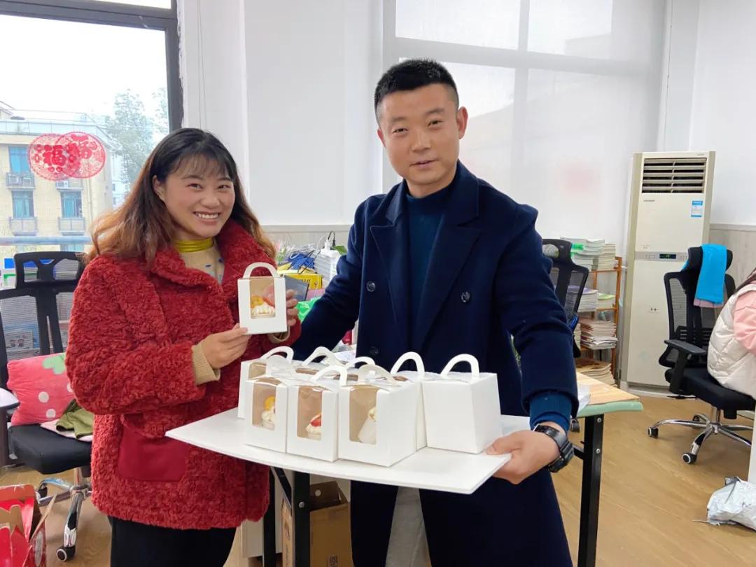 成都市华阳中学附属小学举行“三八妇女节”庆祝活动