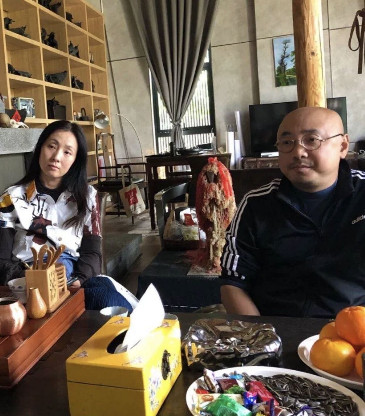 徐峥夫妇出游秀恩爱，49岁陶虹素颜似没睡醒，二人疑玩太累显疲态