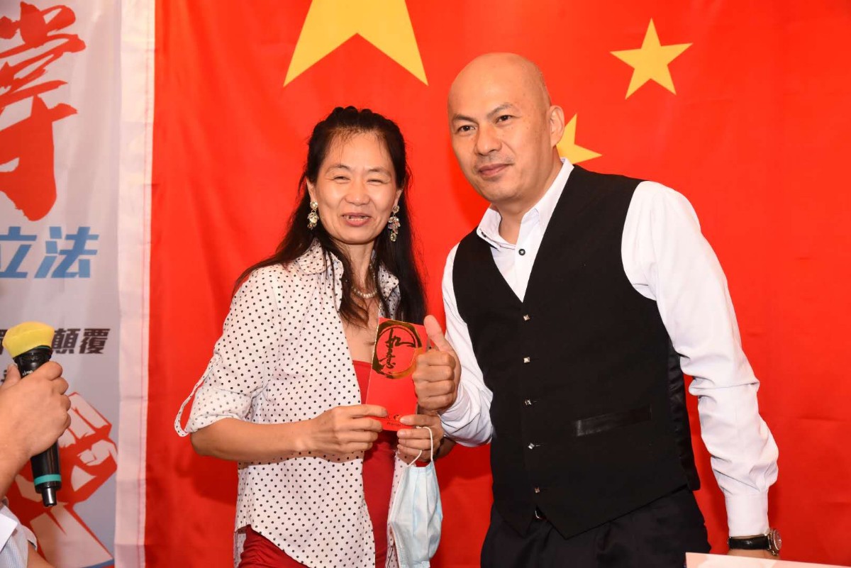 乱港|女子参加撑国安立法活动，曾几度遭遇“黑暴”磕掉7颗牙，眼角膜被踢脱落