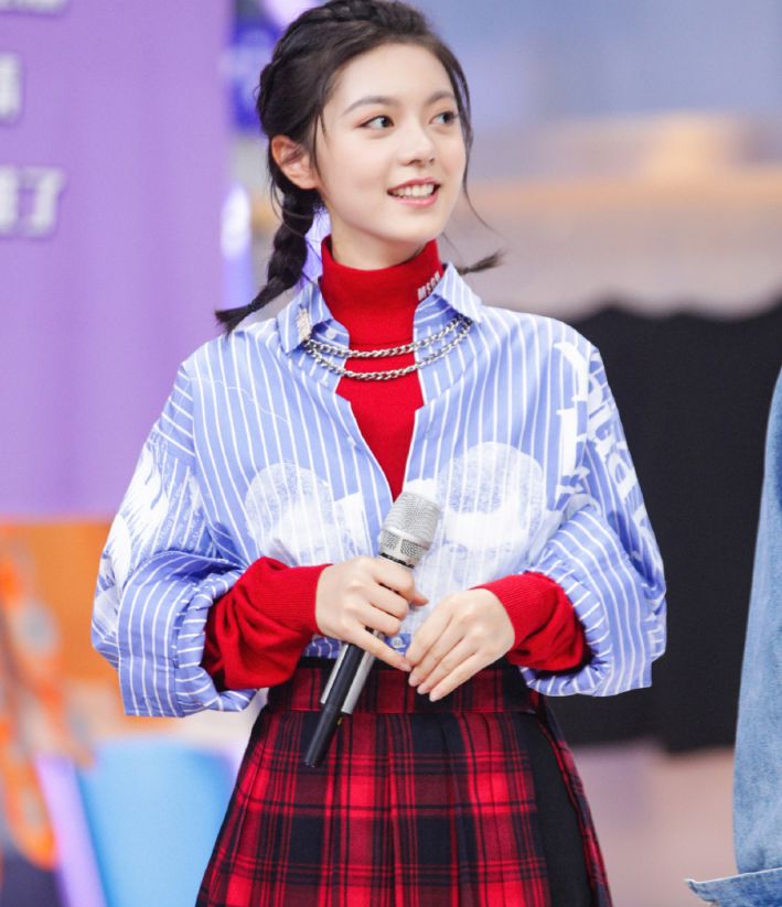 17岁“林妙妙”到底有多会穿？解锁了衬衫的新穿法，时髦又个性