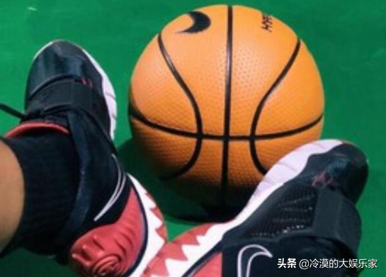 罗志祥风波后首现身，多人球馆聚会到凌晨，被