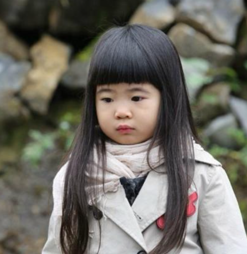 曹格女兒長大變女神！ 穿白衣短裙露小鳥腿，氣質溫柔被讚仙女下凡