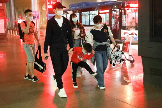 陳曉罕見攜兒子現身，父子一路嬉戲玩耍，4歲小星星眉眼很像爸爸