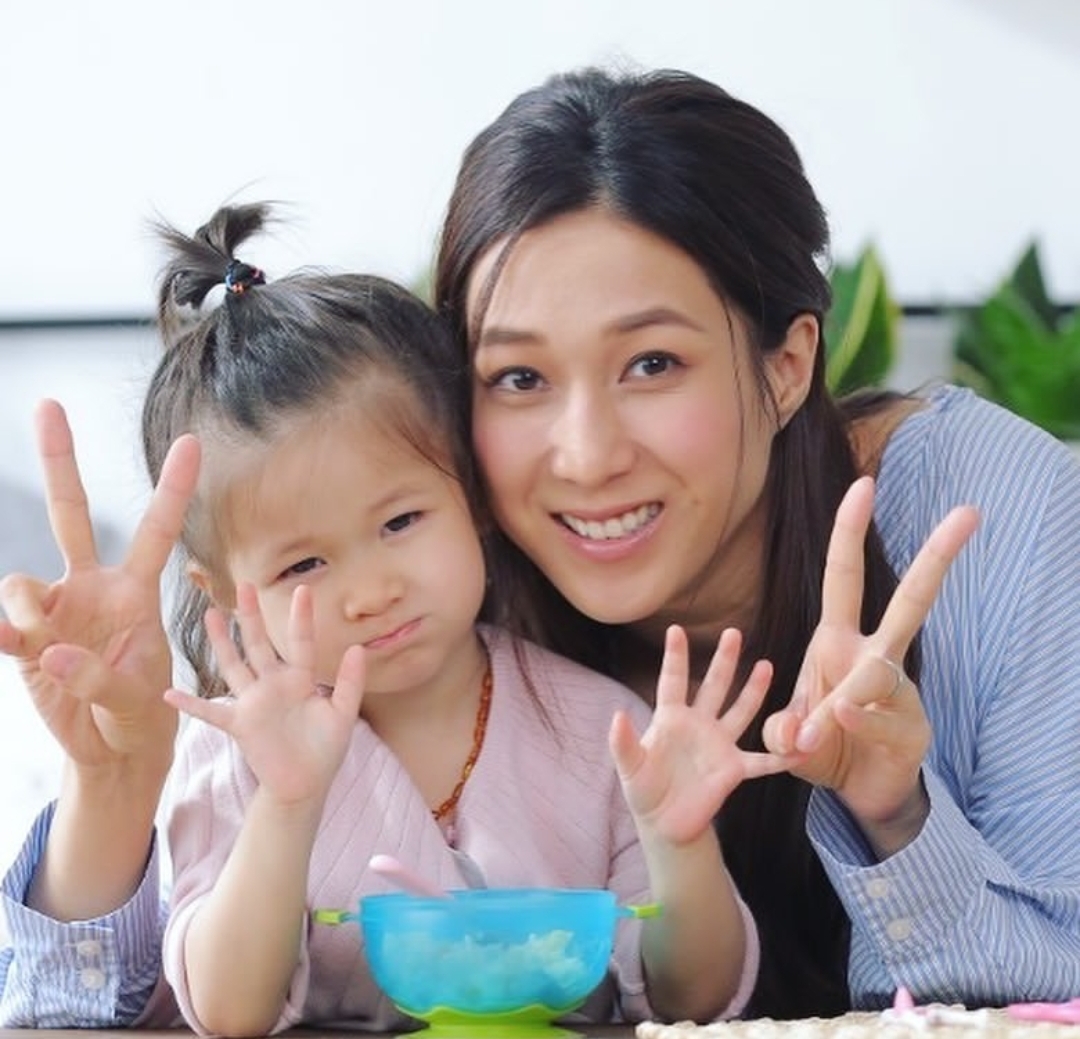 钟嘉欣为5岁女儿庆生，素颜出镜黑眼圈抢镜，Kelly紧搂妈妈萌态足