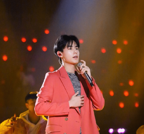 歌手假唱一个比一个离谱，拿反话筒不算什么？最后这位都懒得演了