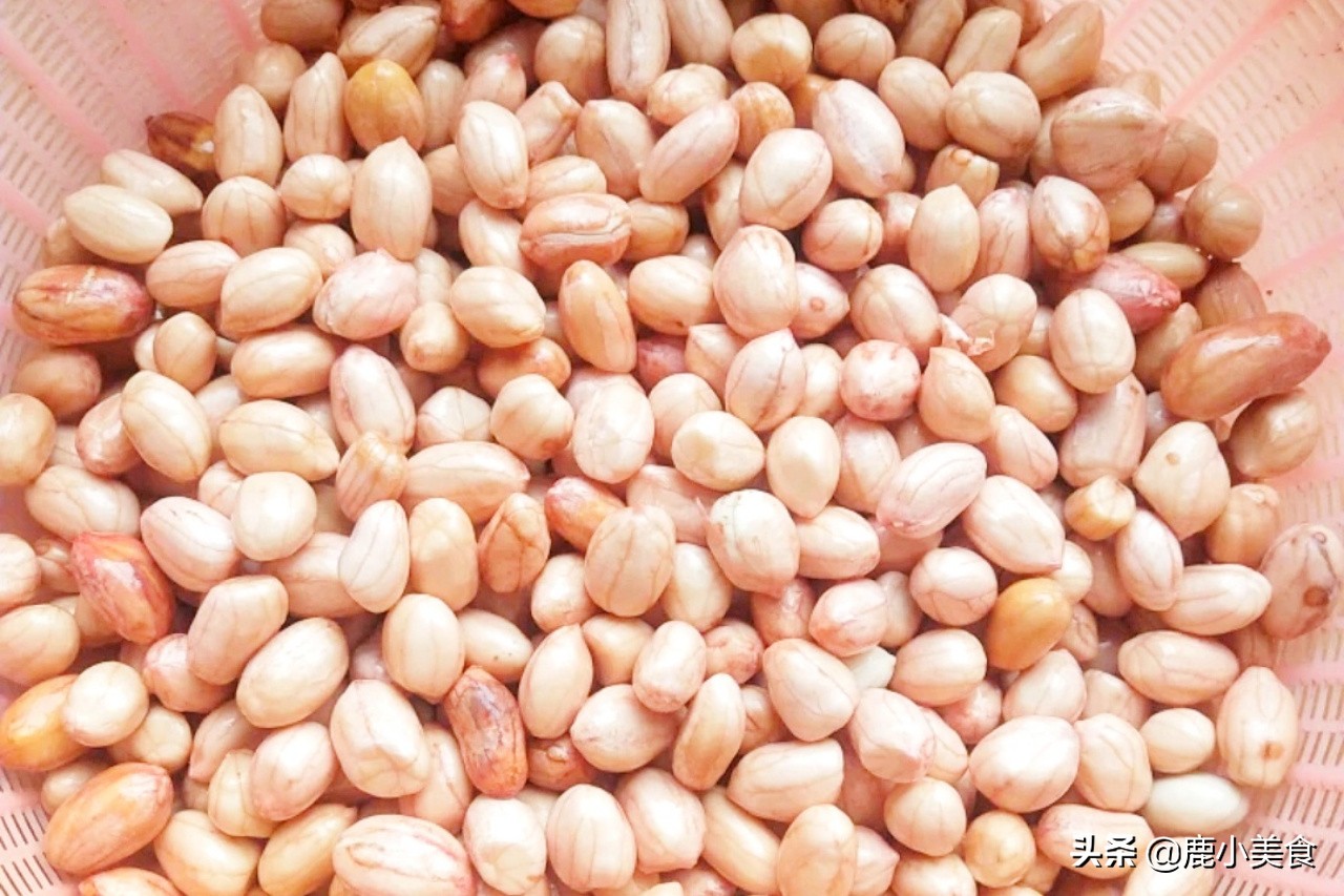 酒鬼花生如何做好吃？牢记“一泡二掰三冻”，香辣酥脆，好吃过瘾