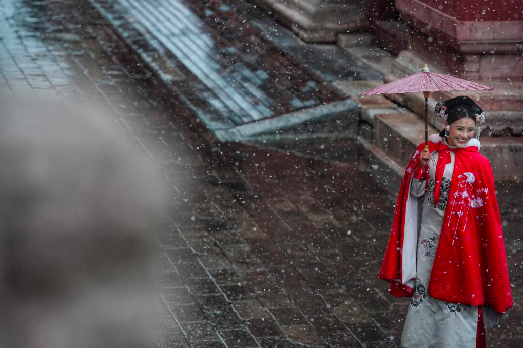 红墙白雪，“穿越”美女，太庙景区成网红打卡地