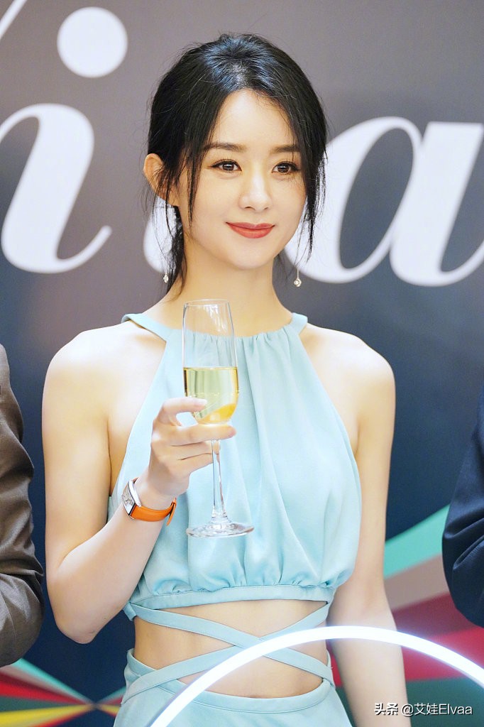 33岁赵丽颖彻底放开，罕见“肚兜镂空裙”现身，蚂蚱肚美得不敢看