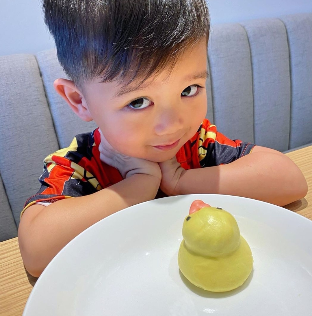 胡杏儿老公晒儿子吃早餐，Brendan双手托腮大眼睛灵动可爱
