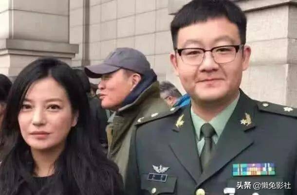 人民大会堂不准化妆。所有明星都是素颜形状。