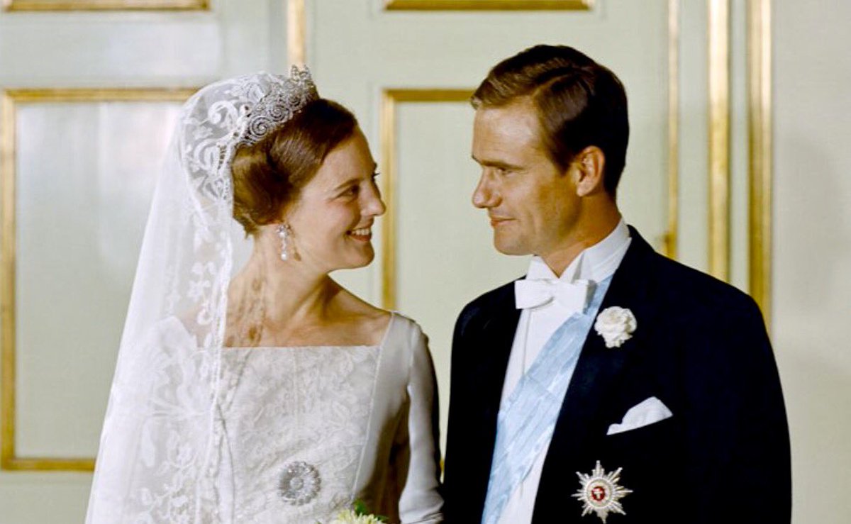 看了这些王室婚礼，原来王妃们佩戴头纱的方式，可谓百花齐放啊