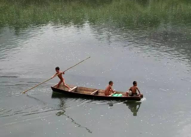 现代诗:童年的六月小河,一溪净流醉潋滟