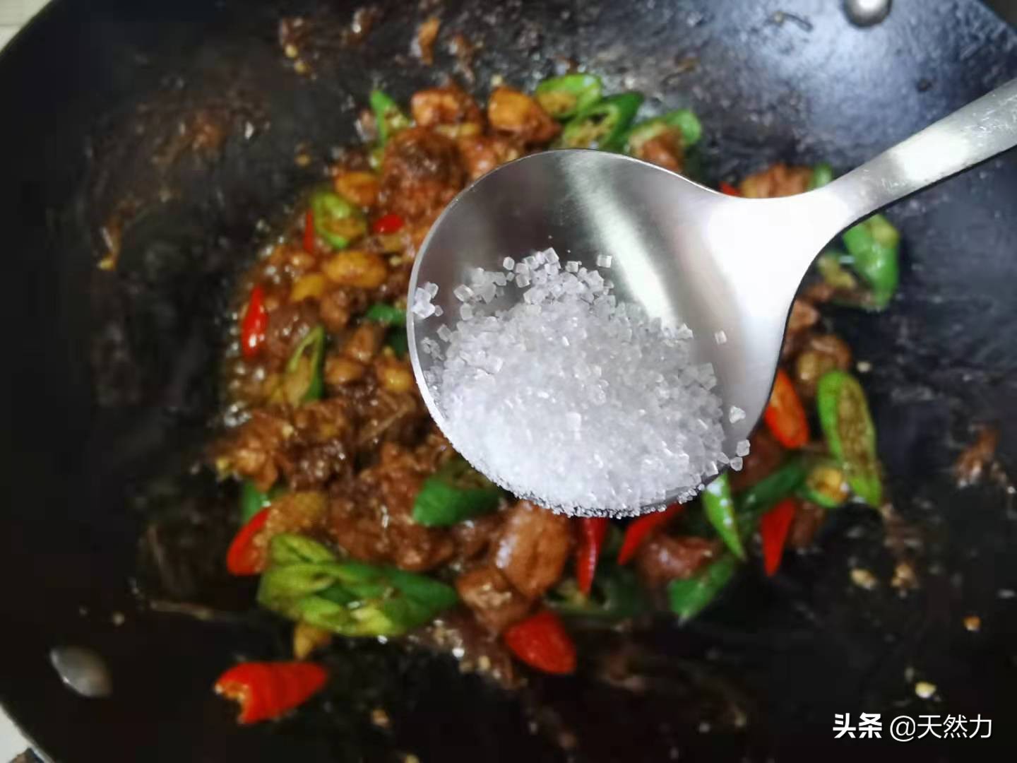 炒鸡简单又好吃的正确做法，不柴不腥，鸡肉滑嫩入味，超下饭