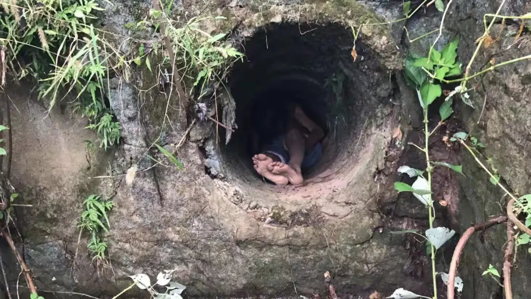 “救救我......”管道里传来微弱的呼救声