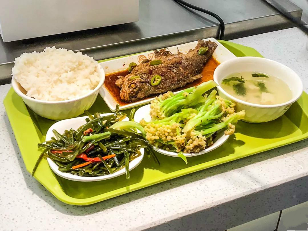 看完华为的食堂后，我提交了辞职，网友：公司待遇没对比就没伤害