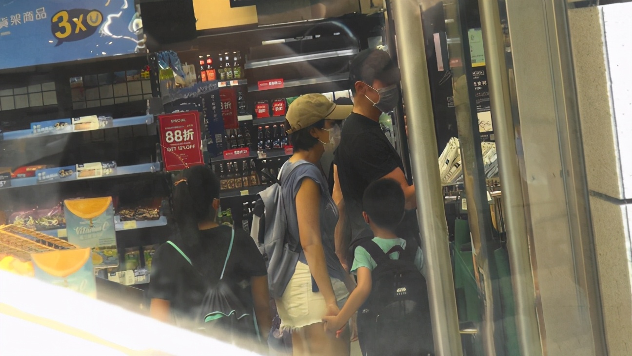 陳豪陳茵媺一家五口逛超市畫面溫馨，7歲大兒子揮手告別超有禮貌