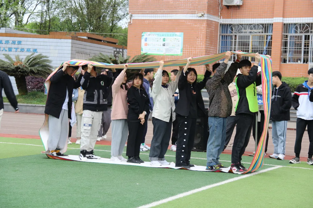 四川民生资讯 南充市李渡中学:匠心“筑”青春,释放同心协力的奋进光芒;趣味“心”运动,绽放拼搏进取的学子风采