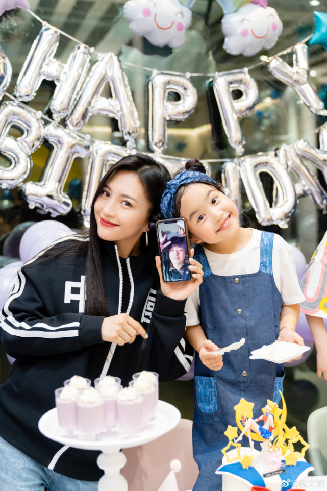 包文婧曬全家福為包貝爾慶生，6歲餃子變化大，大眼雙眼皮超漂亮