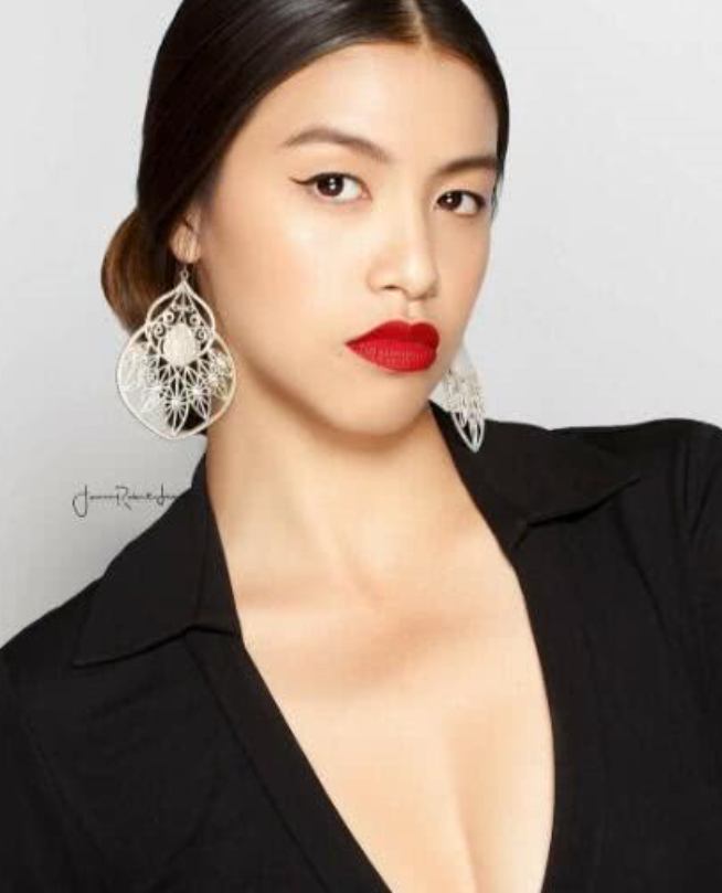 "最丑港姐冠军"晒素颜照，身材火辣，颜