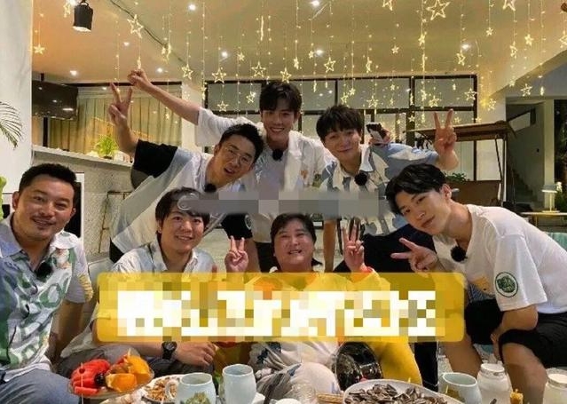 肖战参加某节目路透照爆出，他居然站在C位，看