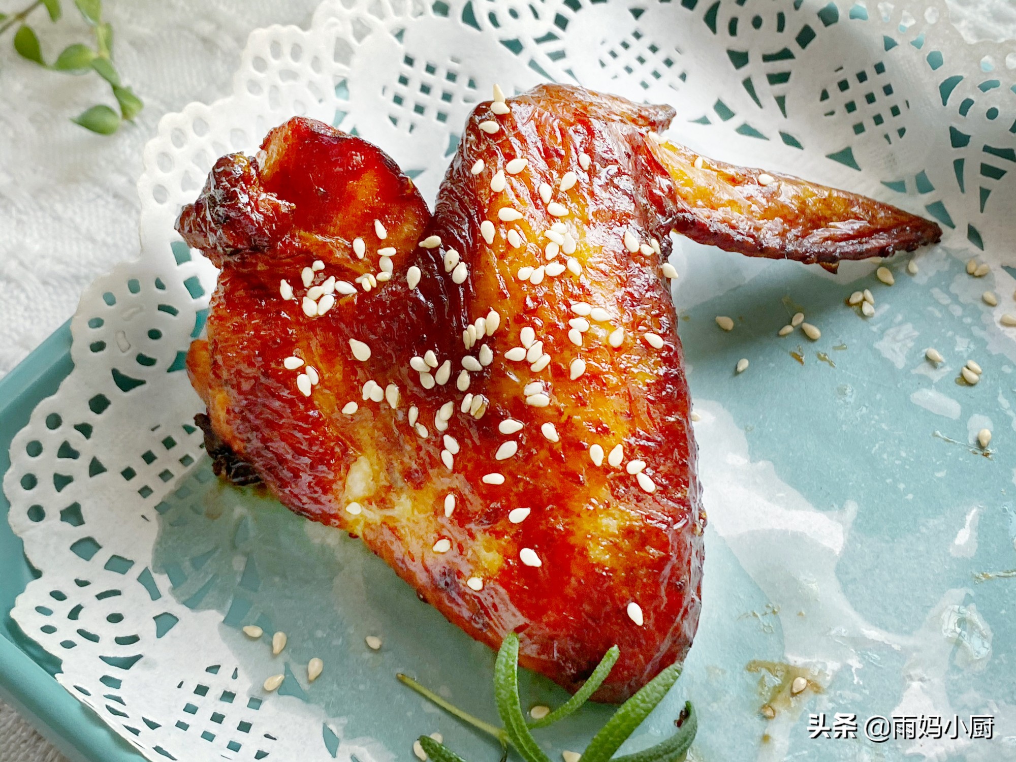 不用油炸不用紅燒，在家做焦香誘人的蒜香烤全翅，好吃到舔手指