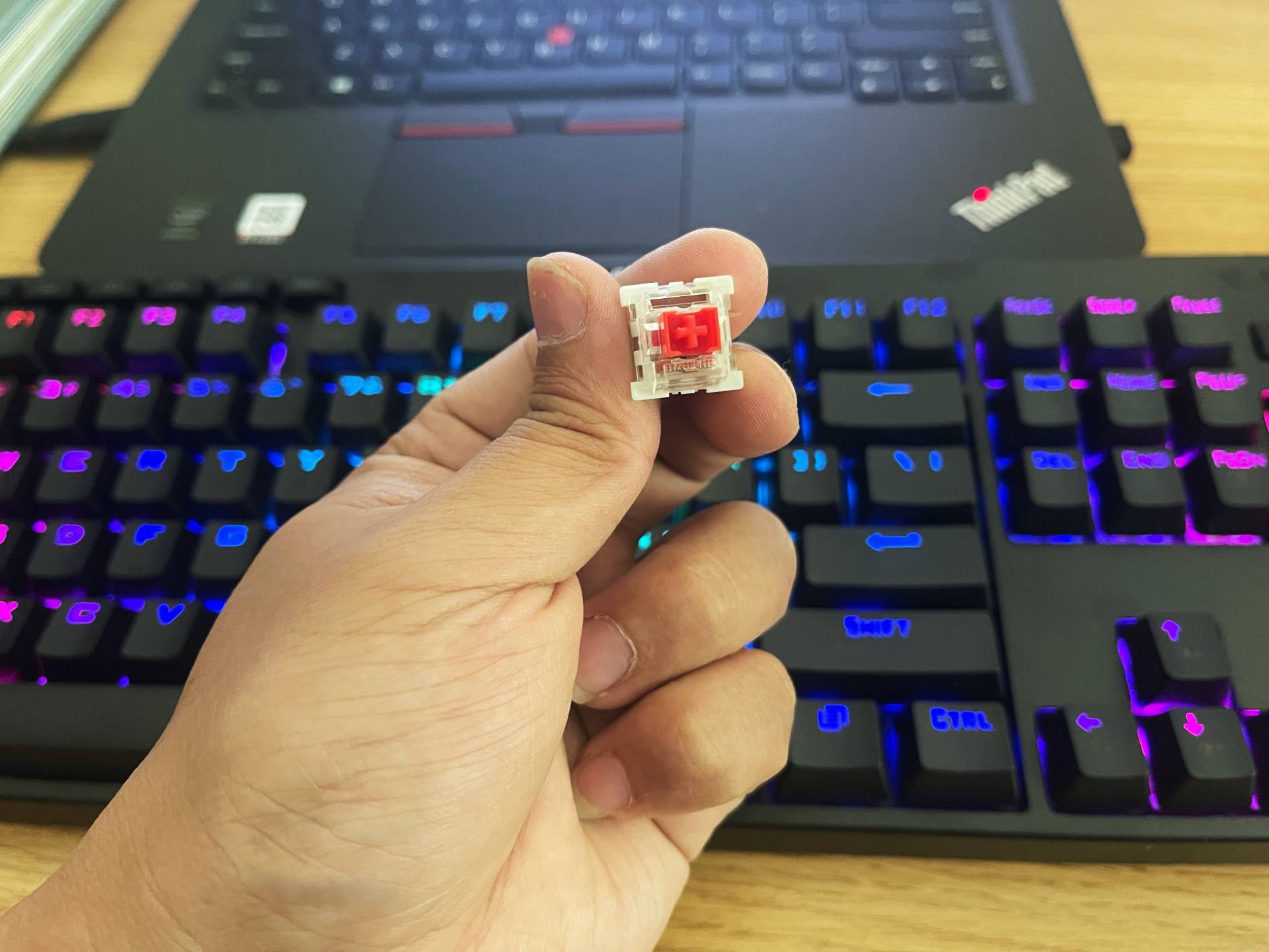 安静轻盈适合多场景使用超频三GI801黑曼巴红轴机械键盘评测