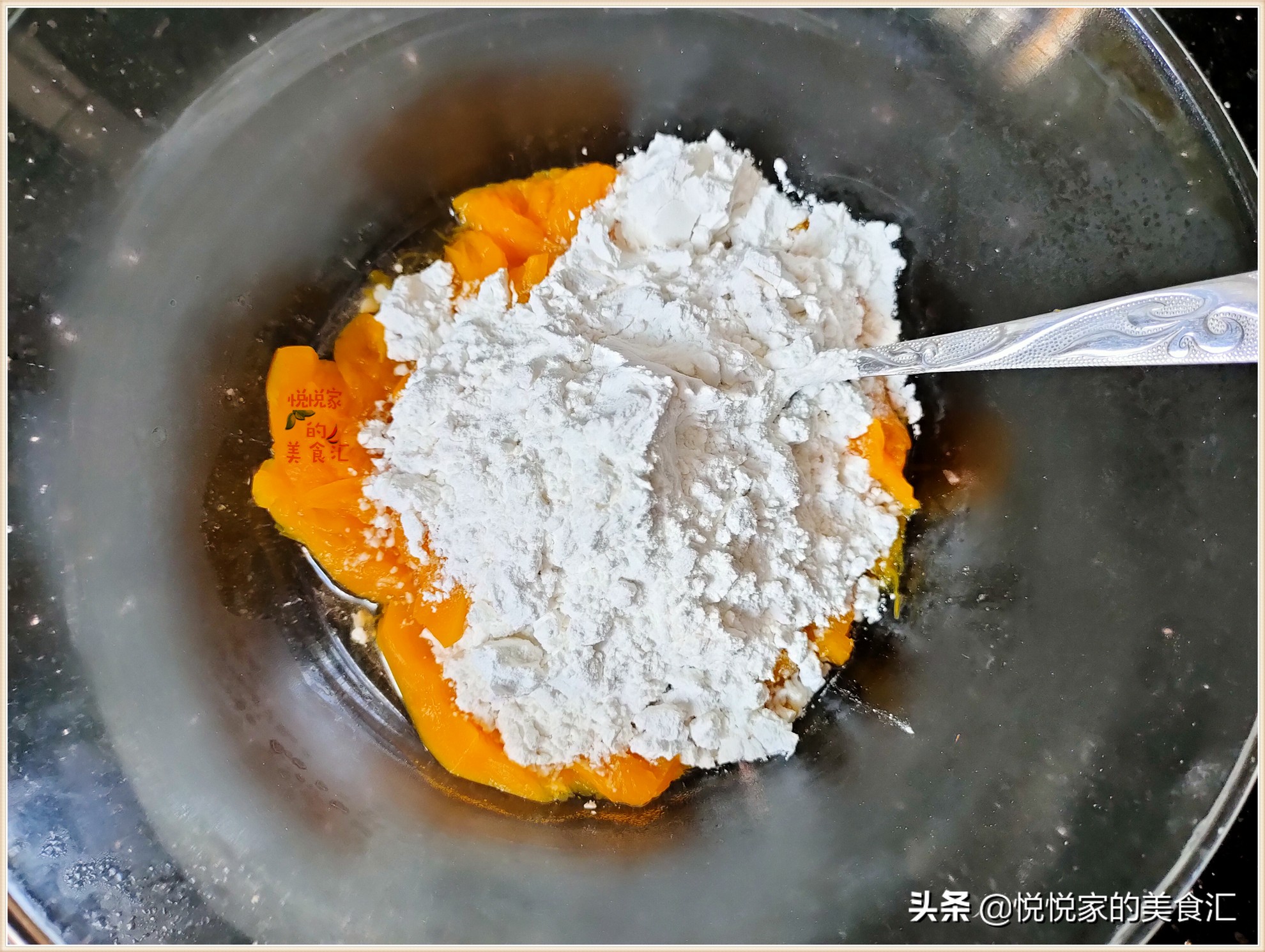 吃了30多年南瓜饼，头次这样做，葱香十足外酥里糯，好吃不油腻